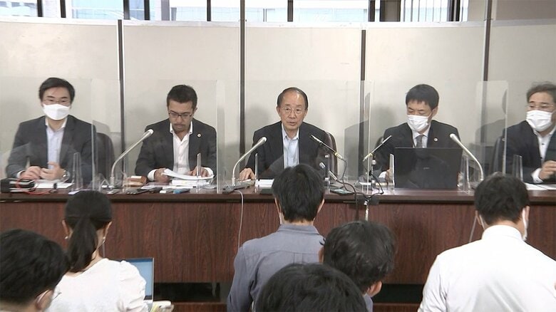 記者会見を行う全国霊感商法対策弁護士連絡会のメンバー（午後1時半 東京･千代田区）