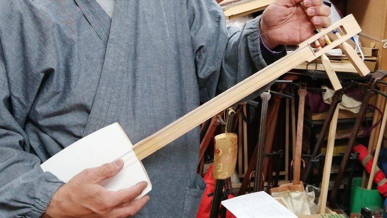 小じゃみチントンの大きさは通常の三味線の3分の1程度。ウクレレに影響を受けたという