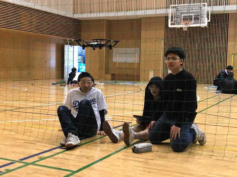 ドローンを飛ばす学習に参加する生徒たち