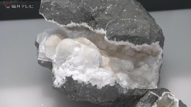 ふわふわの鉱物「オーケン石」
