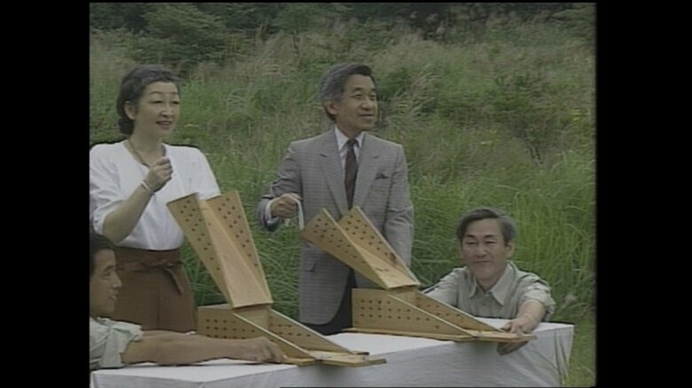 那須御用邸で放鳥される両陛下