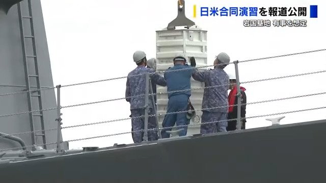 弾薬を積み込む作業の様子