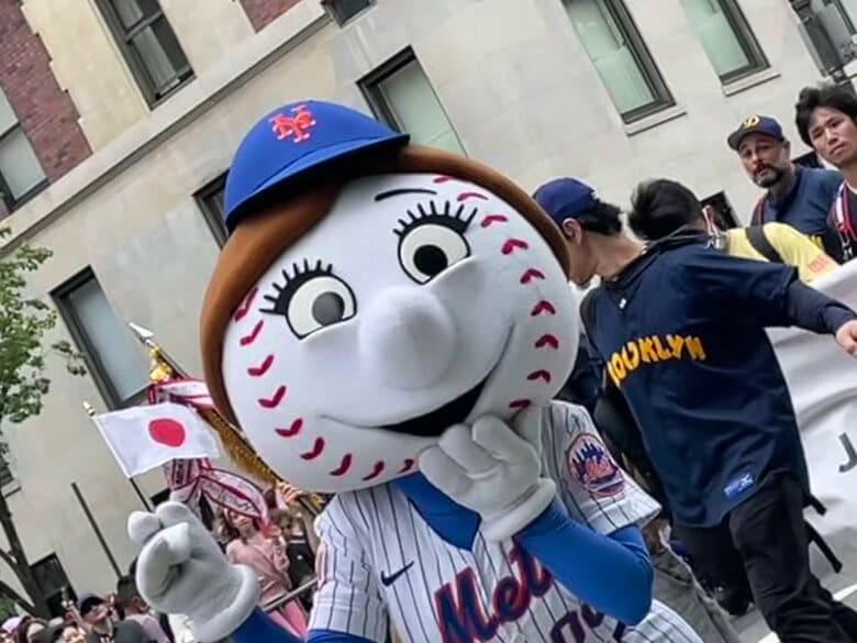 日の丸を手に行進したメッツのマスコット「ミセス・メット」