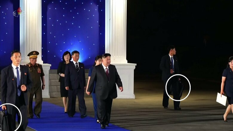 金正恩総書記親子の左右に防弾／防刃バッグ？