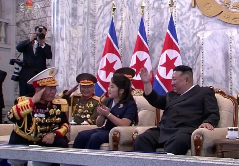 ジュエ氏とみられる娘（中央）と朴正天氏（左）　2023年9月