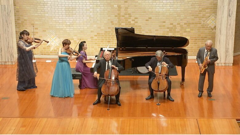 全員が舞台に揃い「白鳥」を披露した