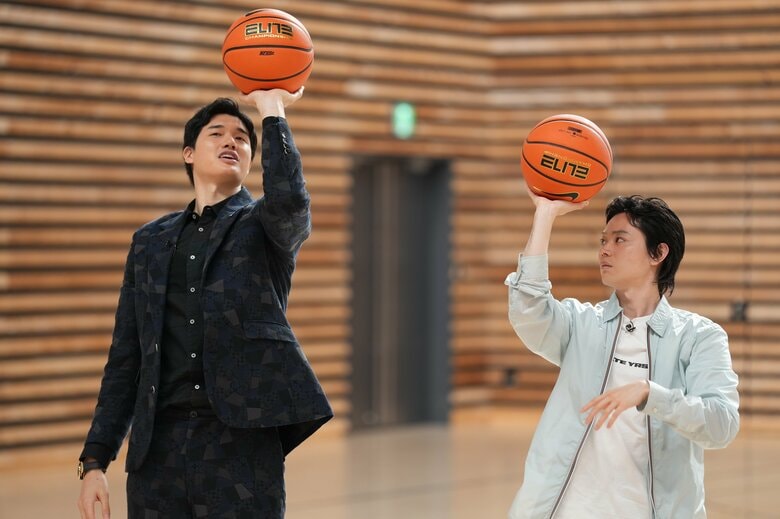 「左手はそえるだけ」の定説を語り合う二人