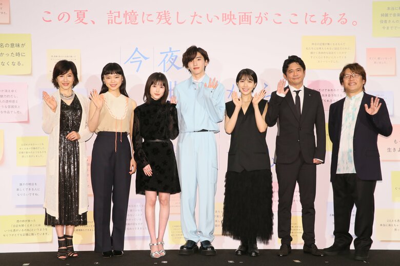 「今夜、世界からこの恋が消えても」初日舞台あいさつ（左から）水野真紀さん、古川琴音さん、福本莉子さん、道枝駿佑（なにわ男子）さん、松本穂香さん、萩原聖人さん、三木孝浩監督