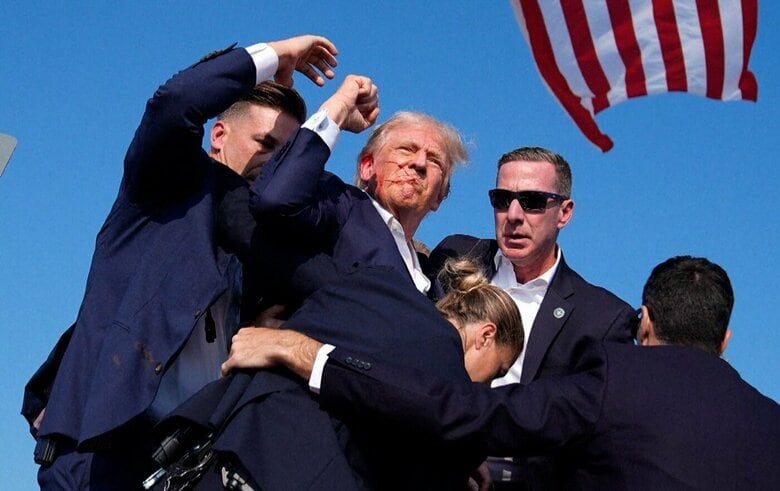 ペンシルベニア州で演説中に狙撃されたトランプ氏（2024年7月）
