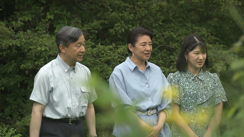 那須御用邸を散策される天皇ご一家