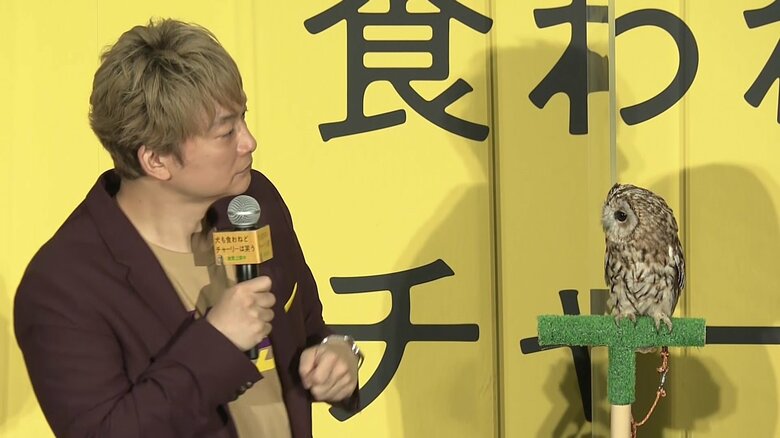 マルちゃんが振り返ると「ビクッ！」 …とっさに手を引っ込めた