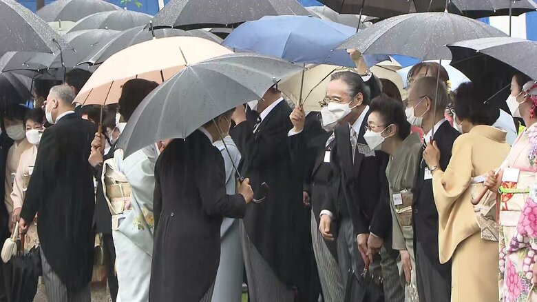 歌舞伎俳優・片岡仁左衛門さんと話される両陛下