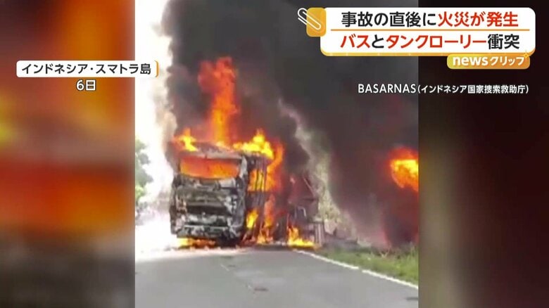 道路をふさぎ炎に包まれる車（6日、インドネシア・スマトラ島）