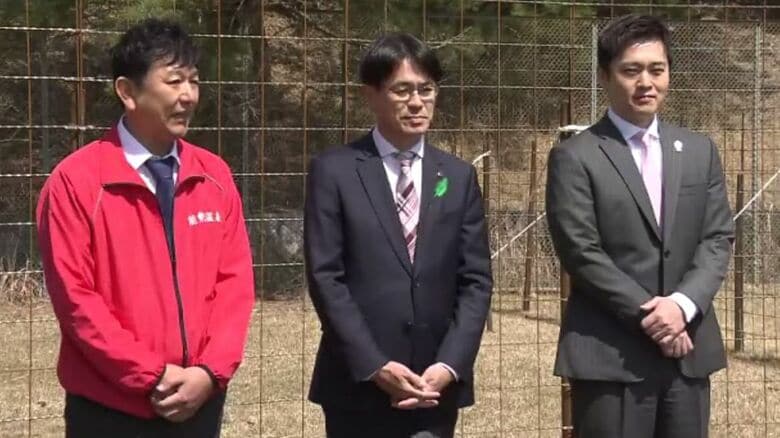 命名式に出席した（左から）能勢温泉社長・奈良県山下知事・大阪府吉村知事