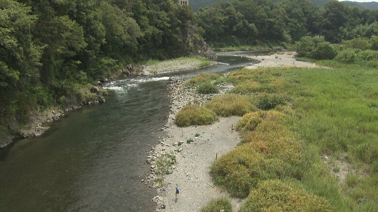 川幅が狭い場所では流れが急になっている