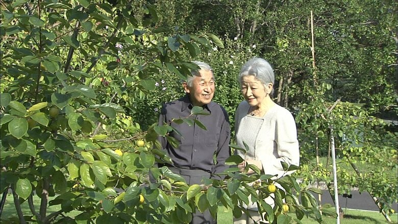 平成25（2013）年9月　果樹園を散策される上皇ご夫妻