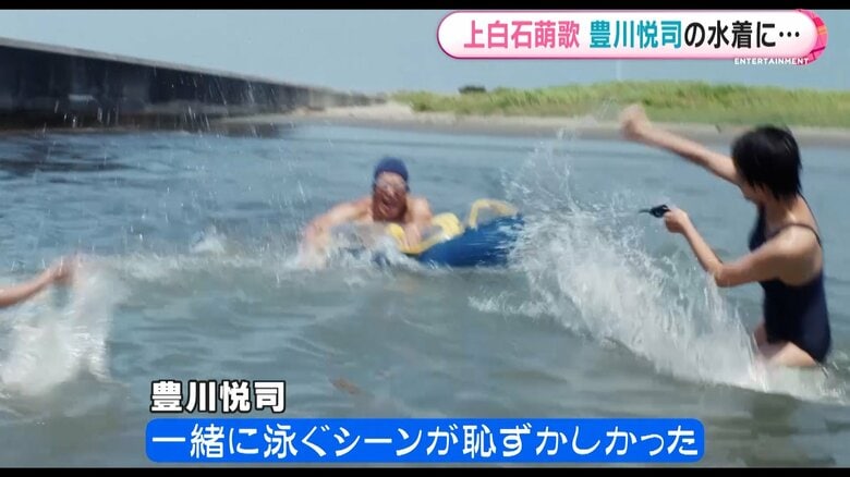 父子で泳ぐシーン