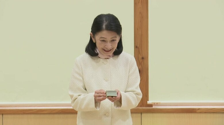 かるたの札を読み上げられる