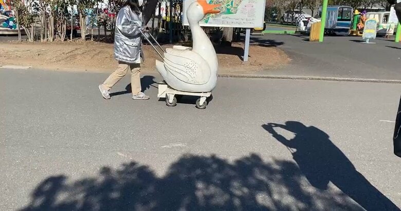 まず大きなガチョウの置物が登場