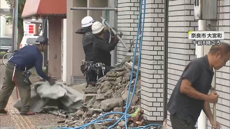 ビル解体工事現場では足場が倒壊