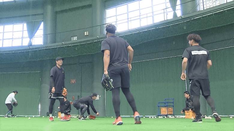 後輩に守備の指導