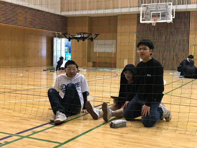ドローンを飛ばす学習に参加する生徒たち