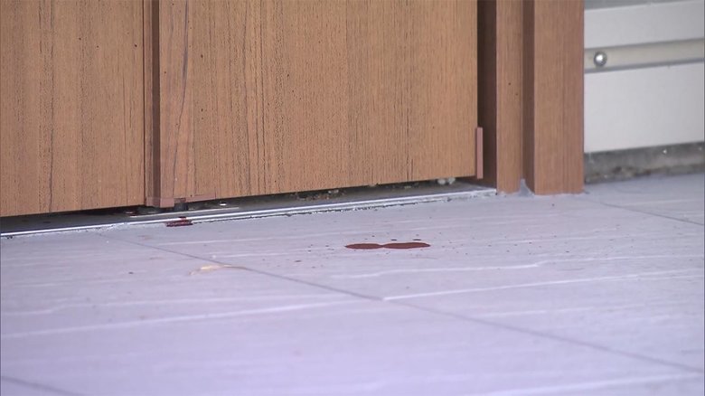 離婚後も同居しトラブルか 元夫の首を刺して...