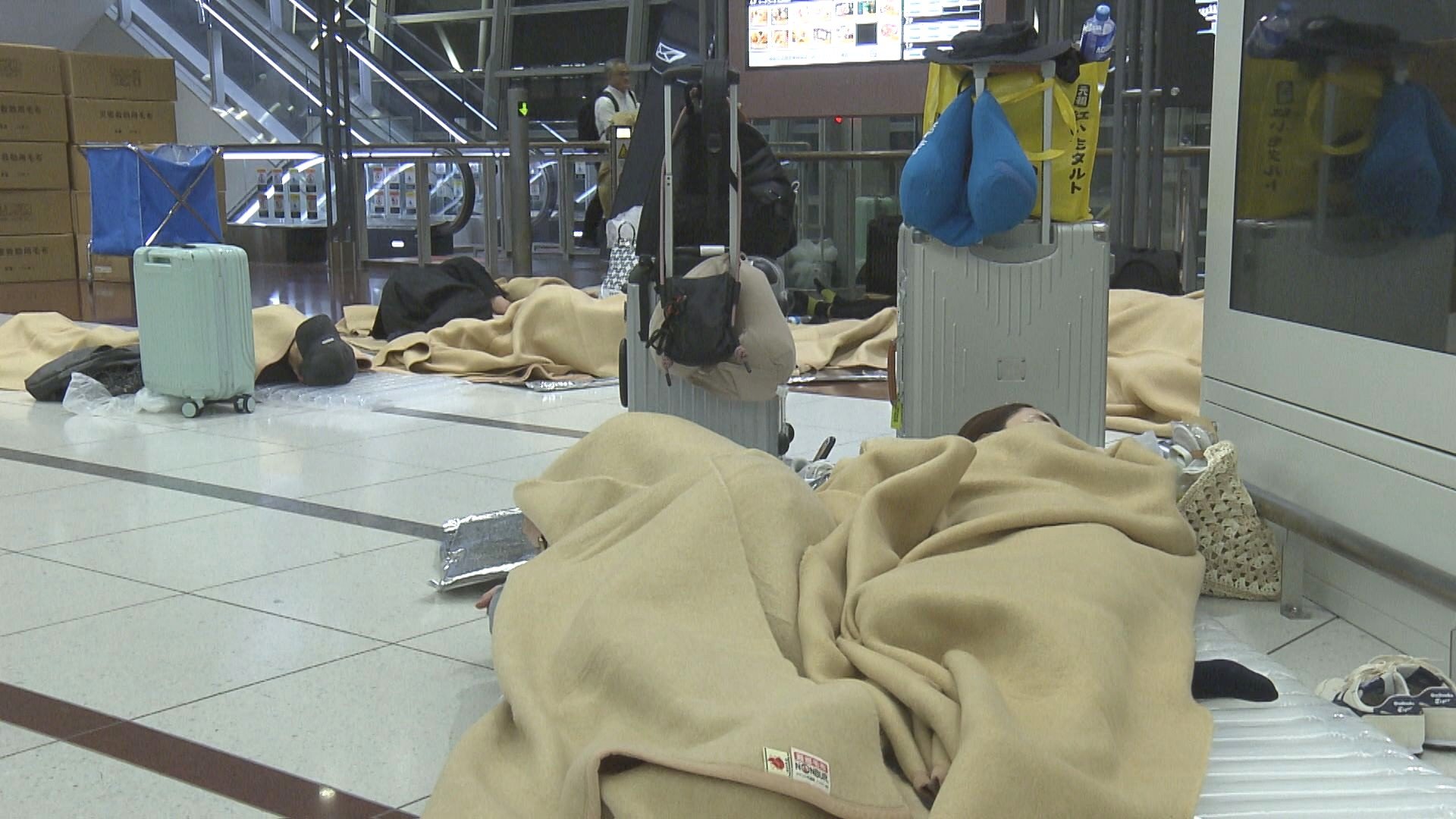 記録的大雨の影響で目的地変更…羽田空港に着陸できなかった飛行機23便が中部空港へ 多くの旅行客が空港で一夜過ごす