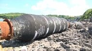 「気持ち悪い」推定300トンの巨大ホースが漂着　中国メーカー名あるも所有者不明　撤去に5000万円か　石川・志賀町