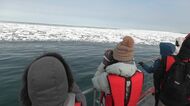 「きょう帰るんですけどギリギリに見れて嬉しい」到着遅れていた＂冬の使者＂2月15日に観測史上最も遅い「流氷初日」記録…北海道網走市の流氷観光船「おーろら3」今シーズン初運航
