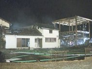 近所の女性が煙吸い搬送…「車庫の中で何が燃えている」と通報 夜の住宅から出火 隣家等含む3棟が全焼