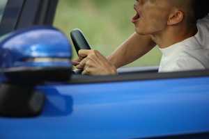 車の旅に要注意!「ながら運転」で刑務所も・・・運転マナーに厳罰化の波
