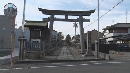 鳥居と本殿の間の参道を線路が横切る…参拝のために踏切を渡る神社が岐阜にあった 不思議な作りの謎