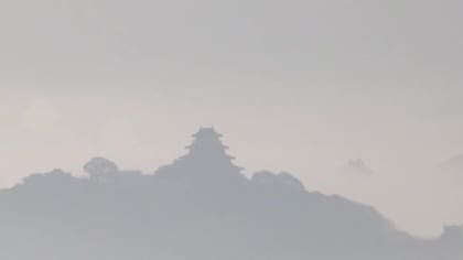 【映像あり】霧に浮かぶ唐津城 佐賀県内に濃霧注意報