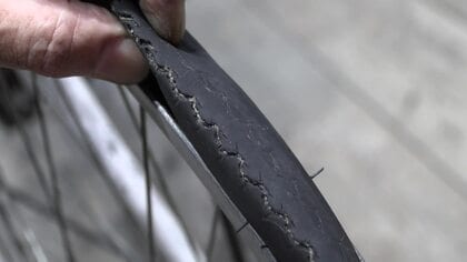 “災害級の暑さ”タイヤのトラブルに注意　“夏場に急増”自転車のパンクや“バースト”　プロが語る対策「いつもより空気少なめ、直射日光避ける」