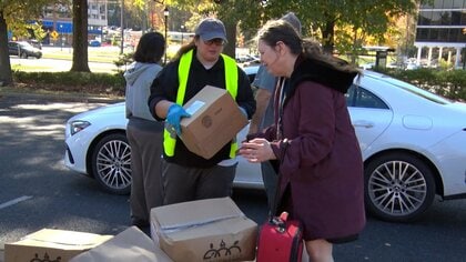 「どうやって生き延びろっていうの」アメリカ政府職員が食料配給に長蛇の列…予算案通らず73万人に給与支払い停止