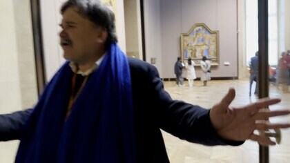 ルーブル美術館に強盗　騒然とする事件直後の館内を撮影　「3～4人が7分で」ナポレオンにまつわる宝石類を盗む