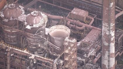 【衝撃映像】「家が振動するような感じの爆発音」レンガなどが周囲に飛び散る＿室蘭の製鉄所で大規模爆発…内部温度1200℃の「熱風炉」が崩落＿周囲には大量のがれき散乱と焼けた車も＜北海道室蘭市＞