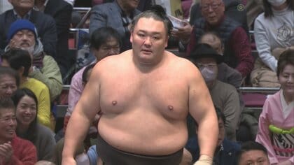 朝乃山は4連勝で9勝目！ 優勝争いトップに1敗差　勢いある若手力士を押し出し【大相撲初場所 12日目結果】