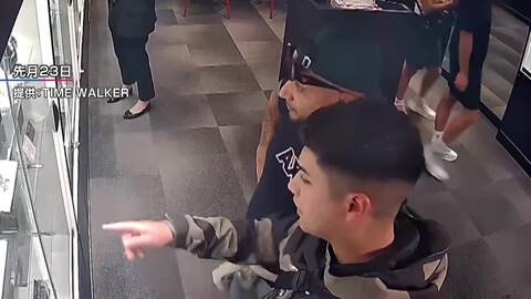 中野ブロードウェイ“2億円”腕時計窃盗　逮捕のチリ人2人は犯行後に海外逃亡を画策か　防犯カメラに店を下見する2人の姿　