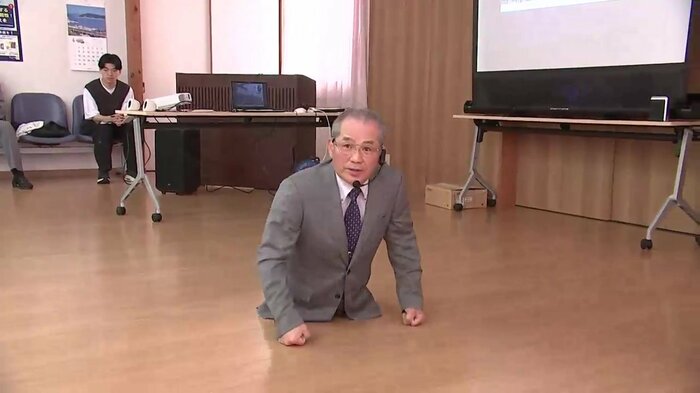 握りこぶしで自身の体を支えながら移動する鈴木さん