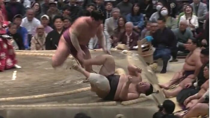 朝乃山と錦富士の取組（18日・日本相撲協会提供）