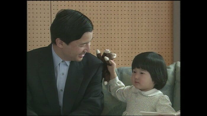 皇太子さまの肩にぬいぐるみを這わせて遊ぶ愛子さま