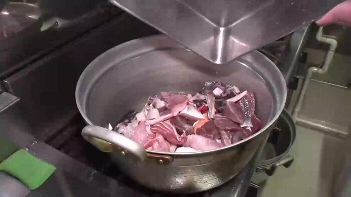 数種類の魚のアラを使ってうまみ凝縮のあら汁に