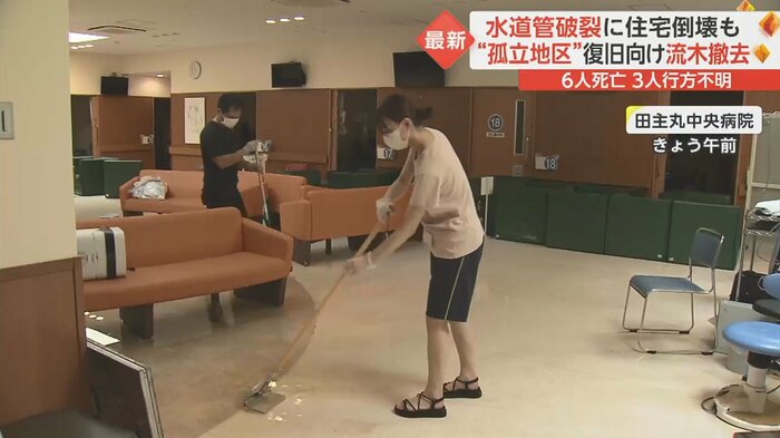 モップや雑巾で床を掃除する病院スタッフ(7月11日)