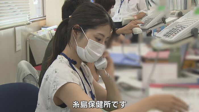 電話対応に追われる保健師