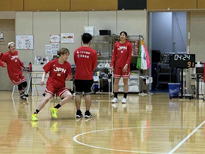 公開練習での林咲希(左から2番目)(7月1日、都内)