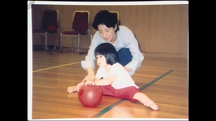リトミック教室で雅子さまとボール遊びをされる愛子さま（提供：宮内庁）