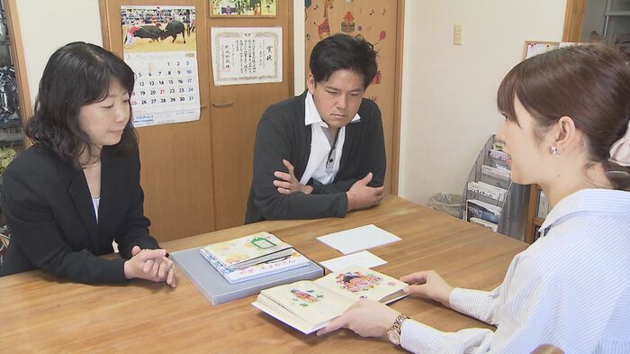 奏花ちゃんのアルバムを見ながら話を聞く小林アナウンサー