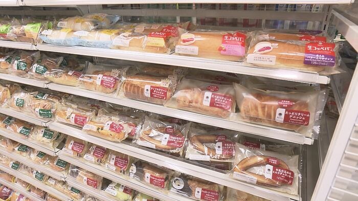 たくさんの商品が並ぶコンビニの棚